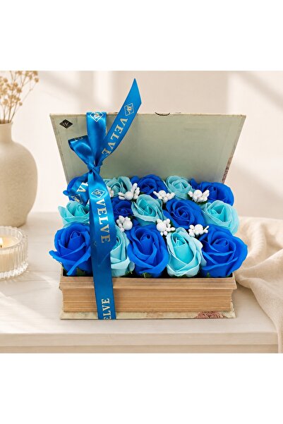 velve Aranjament floral cu 15 trandafiri din sapun, in cutie tip carte, cu fl...