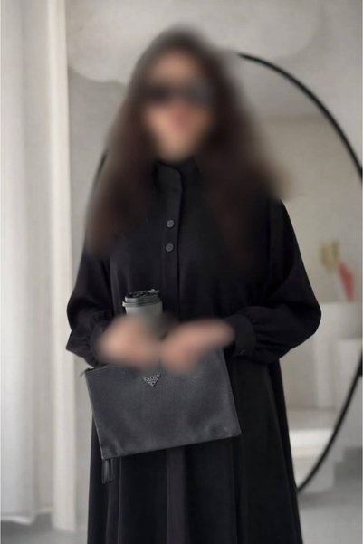 Karmen عباية جوري سوداء -قماش انترنت- قصة ربع كلوش- بأكمام طقطق- مقفولة بطقطق مخفية