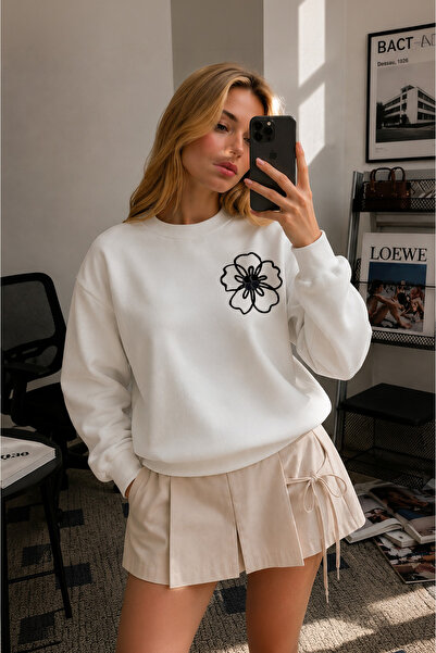 ESADE Kadın Siyah Gögüs Çiçek Baskılı Rahat Kalıp Bisiklet Yaka Beyaz Sweatshirt