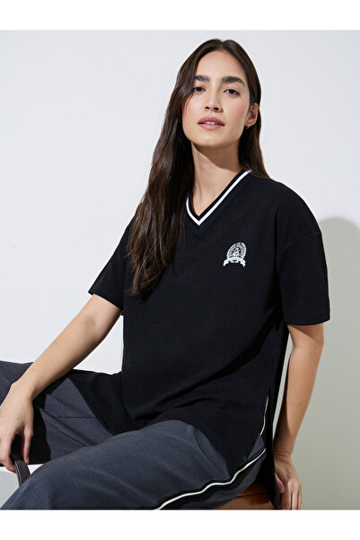 Styli Black Textured Badge print V-Neck T-Shirt