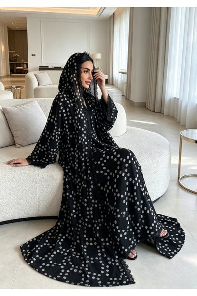 Noon Noora طقم عباءة مع حجاب مزين بالنقاط والدانتيل