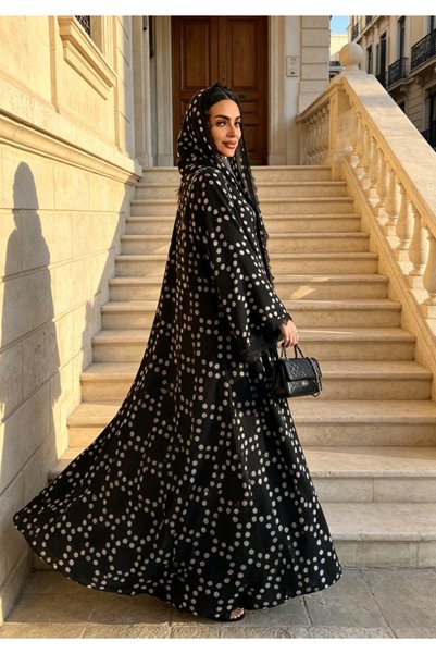 Noon Noora كارديغان (عباية) بتصميم دانتيل مُرقّع منقوش بنقاط، مع حجاب