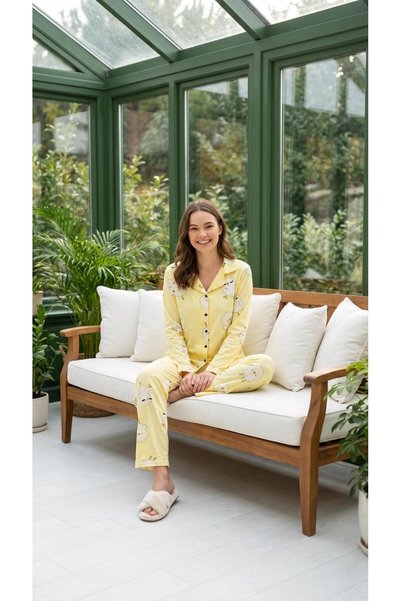 Mia Homewear KADIN SÜET SARI ÖRDEK BASKILI ÖNDEN DÜĞMELİ UZUN KOLLU PİJAMA TA...