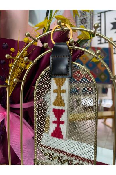 Kelebek Motifli El Dokuması Kilim Anahtarlık – Beyaz/renkli