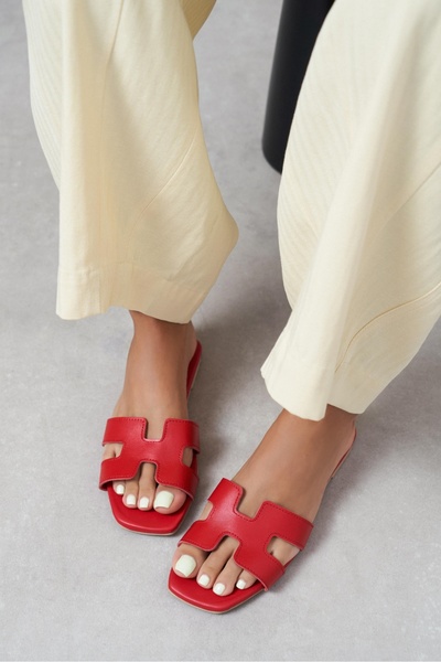 NİŞANTAŞI SHOES شبشب نسائي من الجلد الأحمر غير اللامع من مافورا بشريط على شكل...