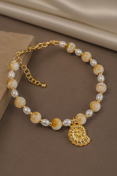 Dore Collection سوار نسائي من الخرز البيج على شكل صدفة البحر مع تفاصيل ذهبية ...