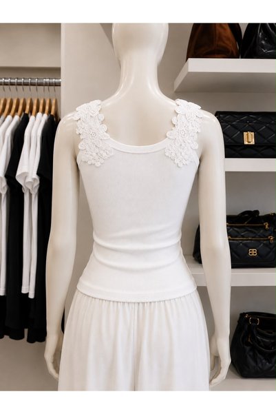 QUSTYLE Lace-Trimmed Tank Top