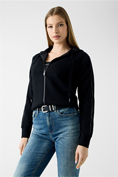 Guess سترة رياضية نسائية جديدة بقلنسوة باللون الأسود W6YQ16K4354-JBLK