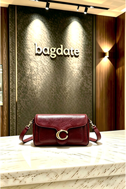 bagdate حقيبة كتف مستطيلة من الجلد المحبب باللون الأحمر النبيذي، مشبك معدني ع...