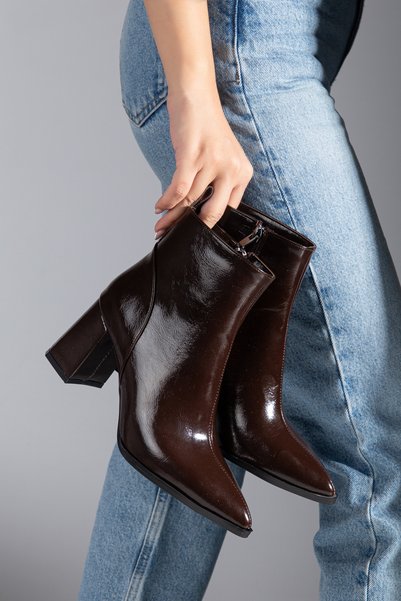 wolfcity Women's Brown Pointed-Toe Wrinkled Shiny Thick-Heeled Boots