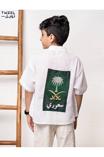 Generic يتميز القميص الأبيض المصنوع من الكتان بتطريز أخضر على الظهر يمثل علم ...