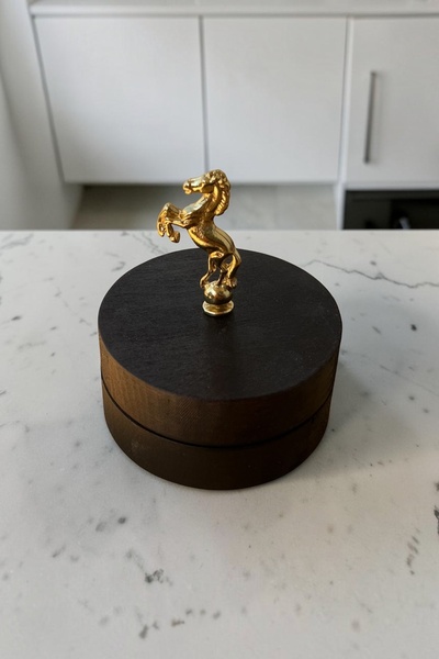 GİSVOL Ashtray with Wooden Horse Figure, Metal Decorative Gift with Lid, Tabletop Ashtray Dark Gold Horse