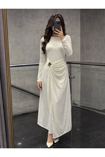 BROOKLYN STYLE فستان سهرة طويل أنيق بأكمام طويلة وتفاصيل درابيه مع إكسسوار معدني
