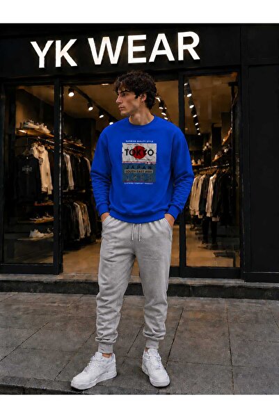 YK WEAR طقم سويت شيرت بياقة دائرية مطبوع عليه شمس توكيو الحمراء للجنسين