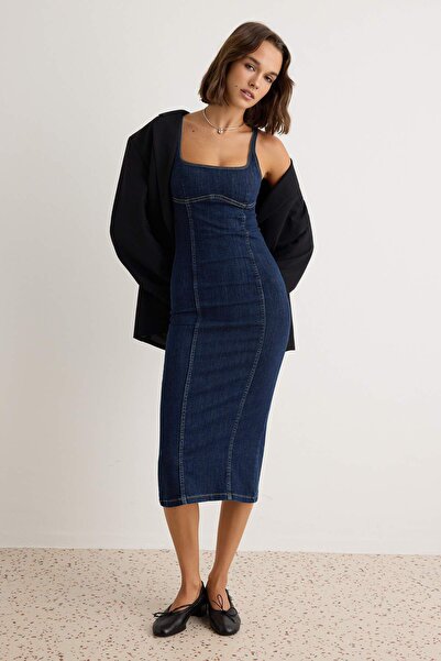 Trendyol Kollektion Dunkles, mittelstark elastisches Jeanskleid mit Trägern i...