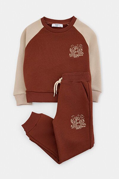 TRENDYOLKIDS Braunes Tiermuster-Strickset (Oberteil und Unterteil) TKDAW26AU0...