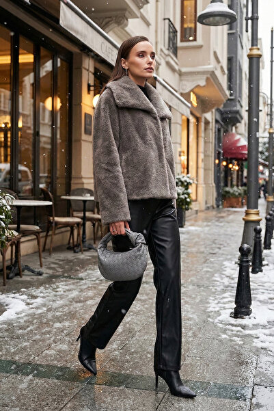 Lela Blană căptușită cu guler lat, cu potrivire oversize FUR 497AFRA