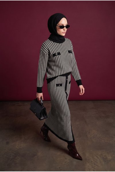 Armine Desenli Düğme Detaylı Triko Etekli İkili Triko Takım Siyah 22KD4214