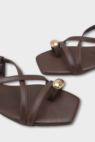 Capone Outfitters Roxy Küt Burunlu Metal Parmak Arası Bantlı Düz Topuklu Kadın Sandalet