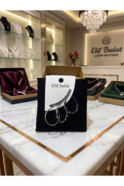 adet farklı modelde gümüş/oksitli gri tonda halka küpeden oluşmaktadır. Modeller sırasıyla mat/doku detaylı ince halka, burmalı/kıvrımlı halka ve dövme dokulu oval halka şeklinde tasarlanmıştır.