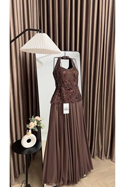 Nareen Fashion فستان سهرة بني فاخر بتصميم أنيق وراقي، مزين بتفاصيل ناعمة ولمس...