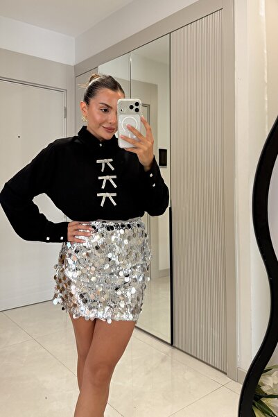 Gizem Ecemiş Qulis Siyah Taş Fiyonk Aksesuarlı Gömlek