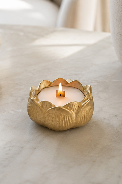 Madetoll Small Lotus Gold Dekoratif Mumluk – Ahşap Fitilli Şömine Çıtırtılı Doğal Mum | Taştozu, Ev&Ofis Dekorasyonu