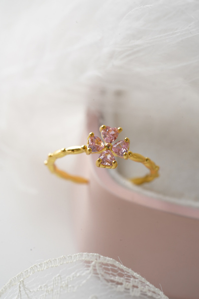 AŞIK ACCESSORIES Pink stone clover ring