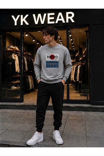 YK WEAR طقم سويت شيرت بياقة دائرية مطبوع عليه شمس توكيو الحمراء للجنسين