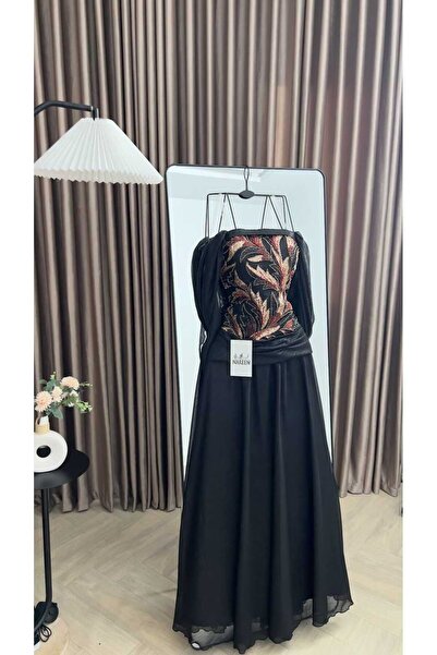 Nareen Fashion Black Evening Gown with Elegant and Luxurious Design, Featurin...