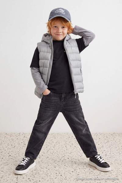 TRENDYOLKIDS Антрацитни момчешки дънкови панталони със свободна кройка и регу...