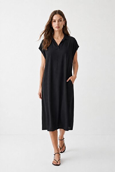 Rays Rochie neagră cu mânecă scurtă și guler polo 3658