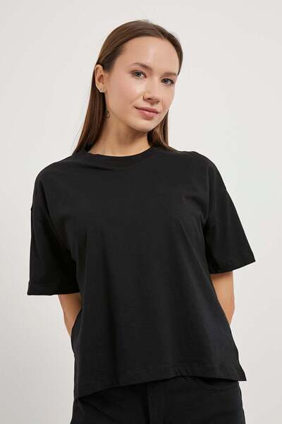 Arma Life Women's Slit Crew Neck Black Crop T-Shirt