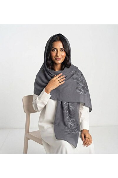 Veil Designer طرحه بوال رمادي بنطريز الورد الجوري بيج علي الطرفين قماش ياباني...