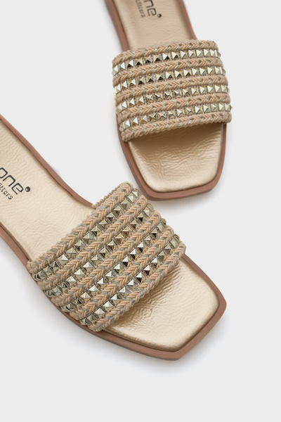 Capone Outfitters Kourtney Düz Topuklu Küt Burunlu Gümüş Metal Aksesuarlı Hasır Kadın Terlik