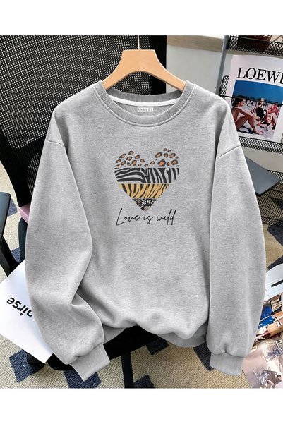 ESADE سويت شيرت نسائي من Love Is Wild بتصميم جرافيك مريح وياقة دائرية باللون ...