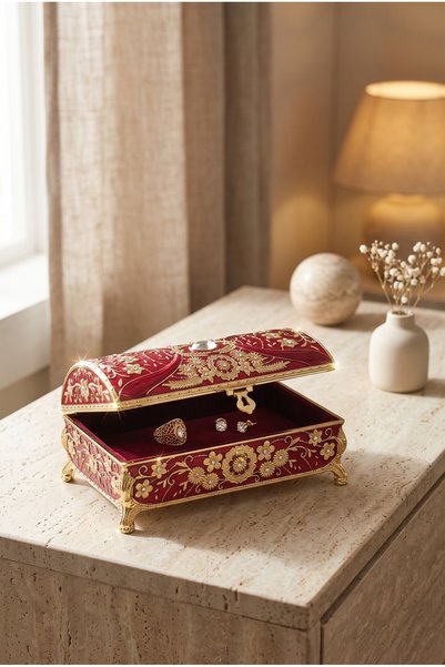 RASHA COLLECTION صندوق مجوهرات أحمر عتيق الطراز مزين بالذهب وتفاصيل حجرية، حجم متوسط