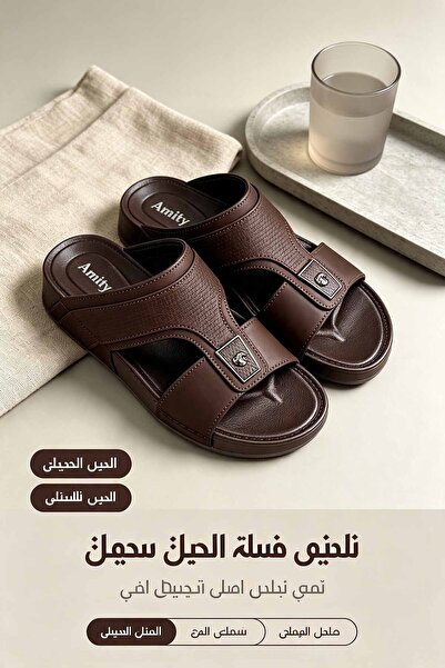 NajdEva Shop صندل رجالي أسود من الجلد الصناعي بتصميم مقطوع، مع شارة معدنية مز...