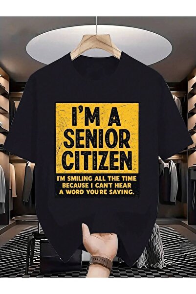 26LIK قميص I'A Senior Funny GraphicTShirt بتصميم مربع أصفر فريد ونص جريء لكبا...