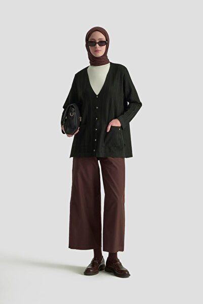 Armine TREND Cardigan tricotat cu detaliu în dungi, buzunare și nasturi, negr...