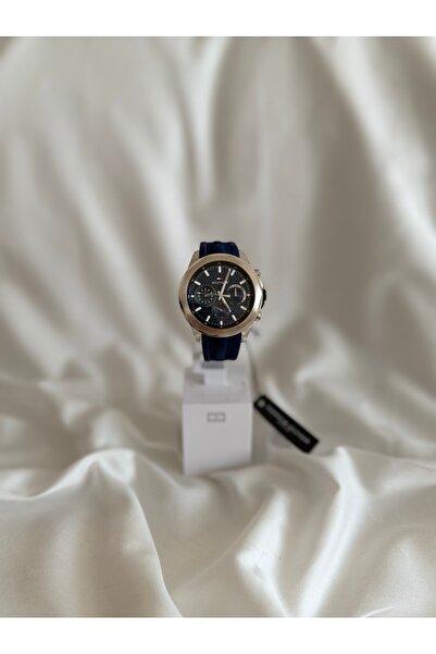 Tommy Hilfiger saat