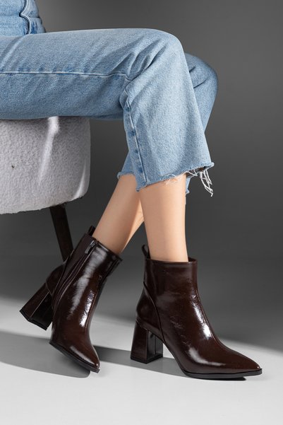 wolfcity Women's Brown Pointed-Toe Wrinkled Shiny Thick-Heeled Boots