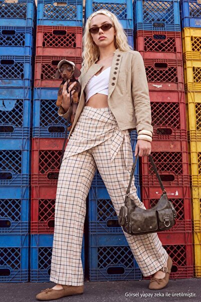 Trendyol Collection بنطلون واسع الساق منقوش مع وشاح أبيض متعدد الألوان TWOSS2...