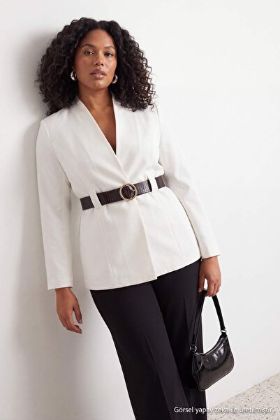 Trendyol Curve Ecru gewebte Jacke mit Gürtel in Übergröße TBBAW27AG00031