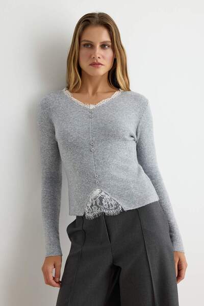 Trendyol Kollektion Grauer, mit Spitze verzierter Strickpullover mit V-Aussch...
