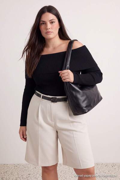 Trendyol Curve Schwarzer, schmaler Strickpullover mit Carmen-Kragen TBBAW27AN...