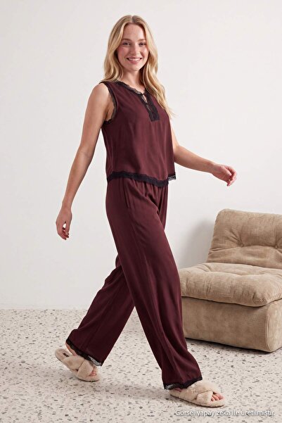 Trendyol Collection طقم بيجامة منسوجة من الفيسكوز بتفاصيل دانتيل بني THMAW27P...