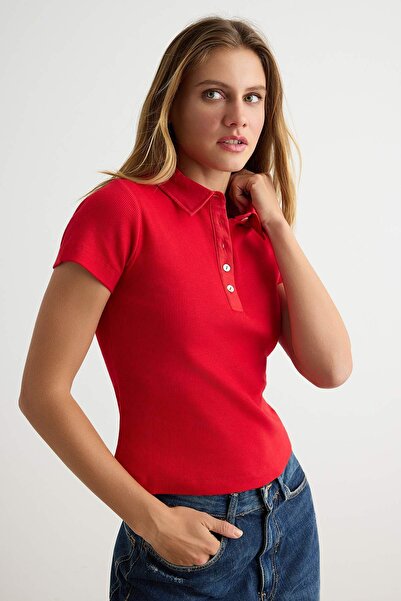 Trendyol Kollektion Rotes, tailliertes, geripptes, elastisches T-Shirt mit Po...