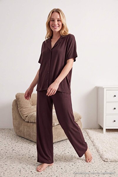 Trendyol Collection طقم بيجامة محبوكة من الفيسكوز باللون البني مريح وملائم لل...