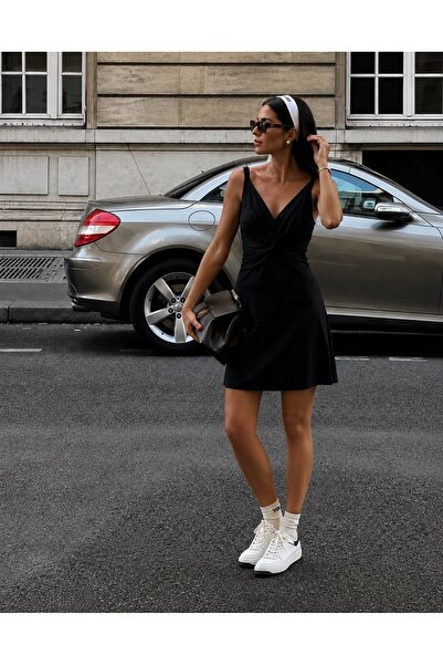 VERYMODA فستان أسود بحمالات رفيعة وياقة على شكل V فوق الركبة |   Vmd2303 - أسود